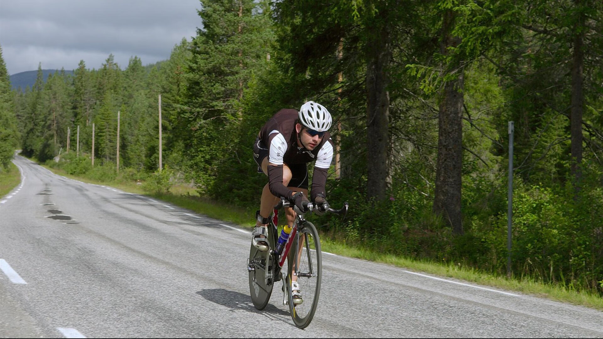 青年国家队加强战术体系建设提高整体协同作战能力，重视青年队伍建设